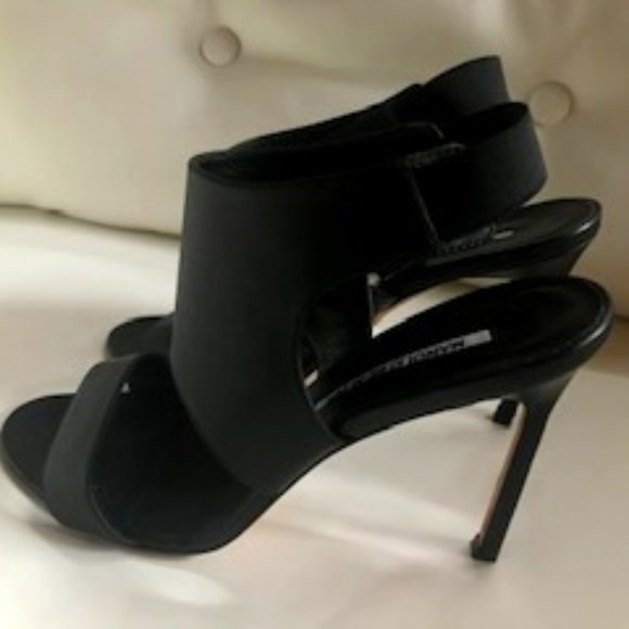 Manolo Blahnik Open Toe Slingback Leather Pumps - Picture 2 of 11